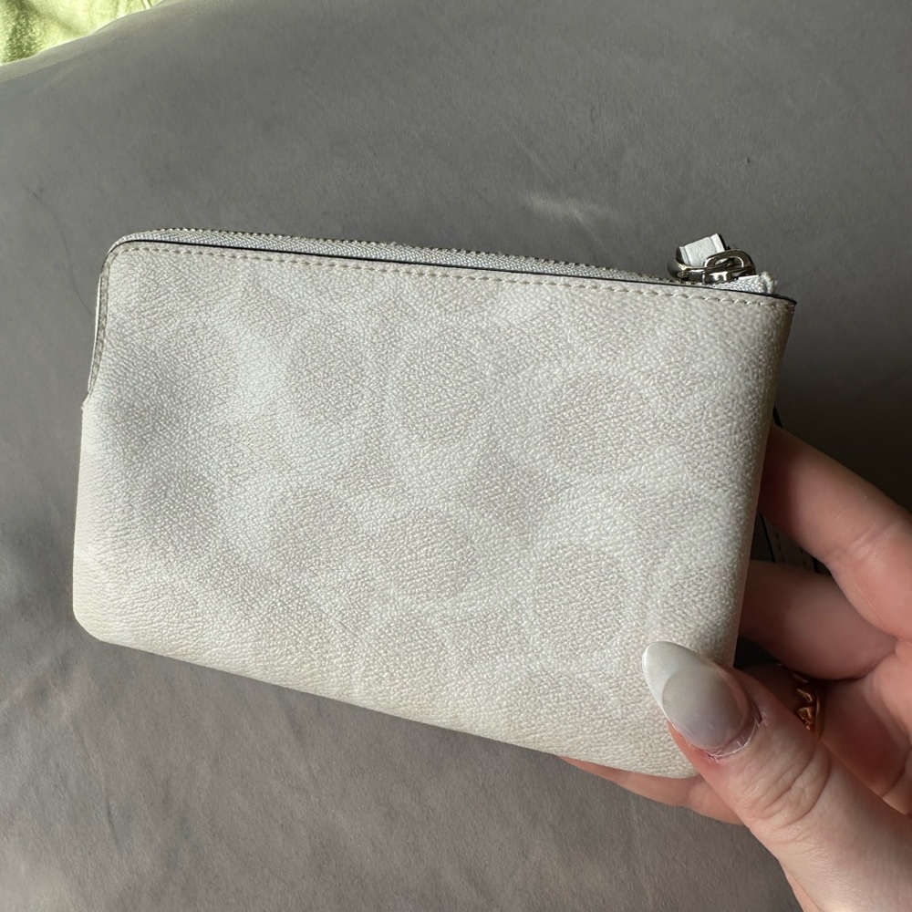 ✨✨Coach White Leather Comic Patch Wristlet with Red Blue Accents✨✨ - Picture 3 of 5